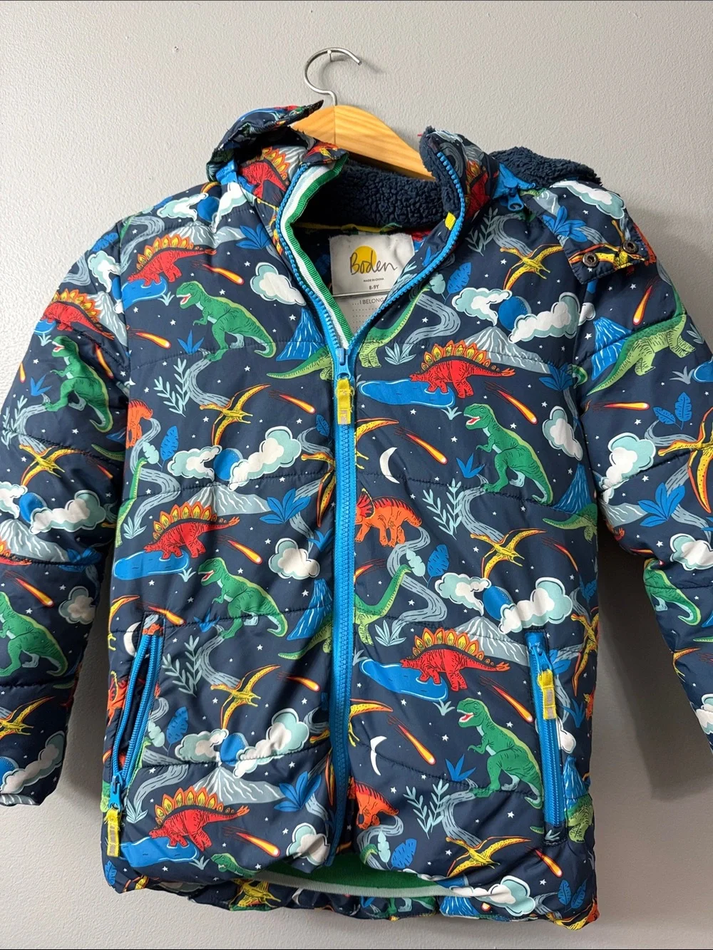 Boden Navy Dino-Print Puffer Jacket with Bright Multicolor Dinosaurs 8/9